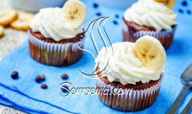 كب كيك الموز بتغليفة الجبن الكريمي