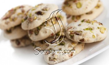 كوكيز بالفستق الحلبي وماء الورد