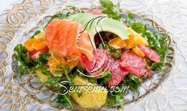 سلطة السلمون مع الأفوكادو والحمضيات للرجيم