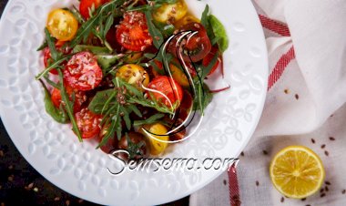 سلطة الطماطم الكرزية بالزيتون وخل البلسمك