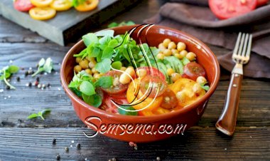 سلطة الحمص بالطماطم والأفوكادو