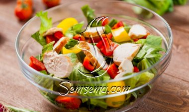 سلطة الدجاج المشوي بالخس والفلفل الملون