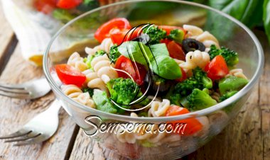 السلطة الإيطالية بالمكرونة والخضار