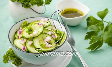 سلطة الخيار بالشبت والبصل