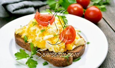 بيض مخفوق بالأعشاب للفطور