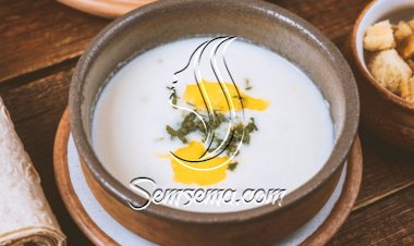 شوربة الزبادي بالأعشاب