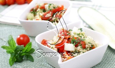 سلطة البرغل بالطماطم وجبن الحلوم