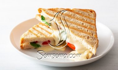 ساندويش الجبن المحمص مع الطماطم للفطور