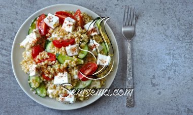 سلطة البرغل مع الخضار وجبن الفيتا