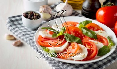 طماطم مع جبن الموزاريلا