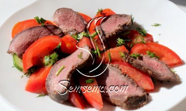 سلطة الستيك بالطماطم وعصير الليمون