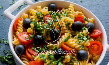 مكرونة بالطماطم والزيتون للنباتيين