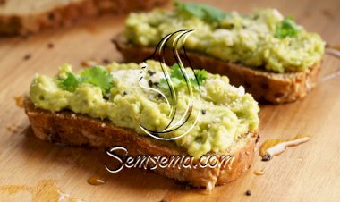 توست بالأفوكادو للفطور