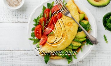 أومليت بالأفوكادو والطماطم للفطور