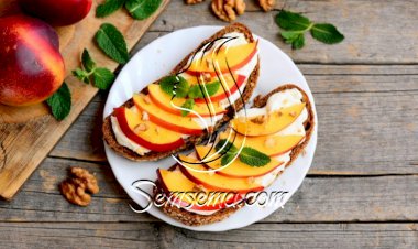 ساندويش الجبن الكريمي بالجوز والدراق للفطور