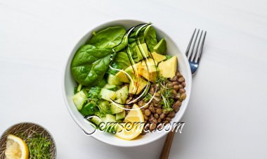 سلطة العدس بالسبانخ والأفوكادو