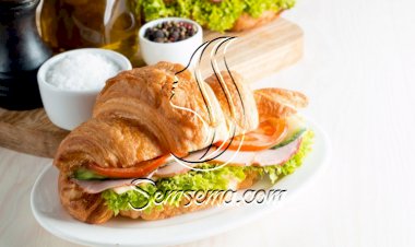 كرواسان محشو بالجبن والتيركي للفطور