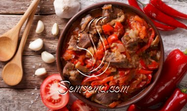 لحم الغنم مع الطماطم والفلفل الأحمر