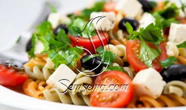 سلطة المكرونة بالخضار وجبن الحلوم