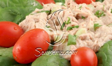 سلطة التونة بالبصل والمايونيز