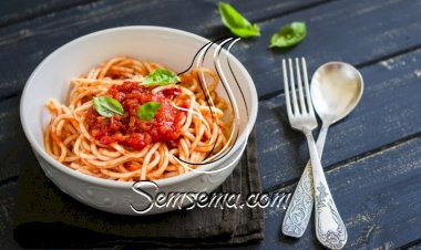 مكرونة بصلصة الطماطم والريحان للنباتيين