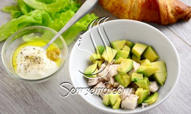 سلطة الدجاج بالأفوكادو مع صوص الزبادي