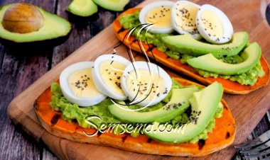 شرائح البطاطا الحلوة بالبيض والأفوكادو للفطور