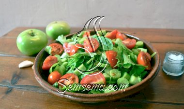 سلطة السبانخ بالتفاح الأخضر