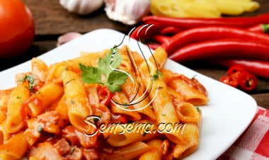 مكرونة بالصلصة والأعشاب