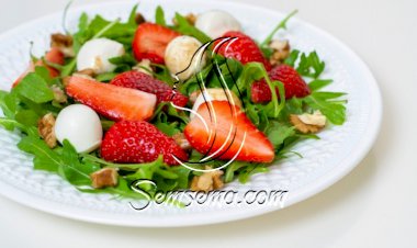 سلطة الجرجير بجبن الموزريلا والفراولة