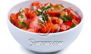 سلطة الطماطم الحارة مع زيت الزيتون