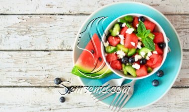 سلطة البطيخ بالخيار والجبن