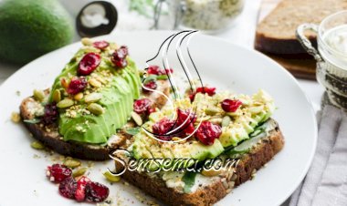 توست بالأفوكادو والتوت البري للفطور