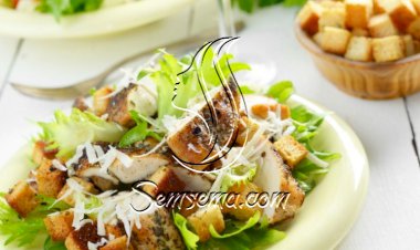 سلطة السيزر بالدجاج المحمر