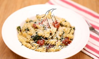 المكرونة بالسبانخ والطماطم بالفيديو