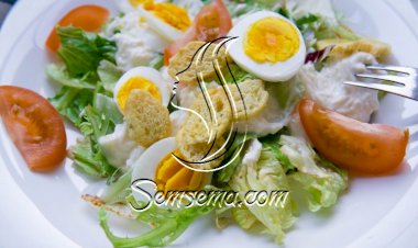سلطة السيزر بالبيض المسلوق
