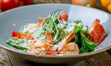 سلطة السيزر بالروبيان المحمر