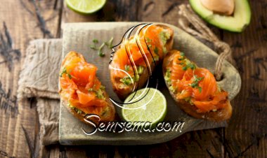 مقبلات التوست بالسلمون والأفوكادو