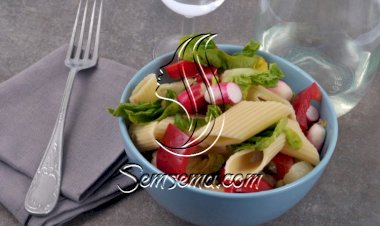 سلطة باستا مع الخس والفلفل