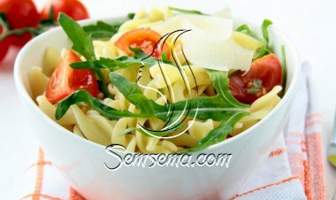 سلطة المكرونة مع الطماطم والجرجير للرجيم