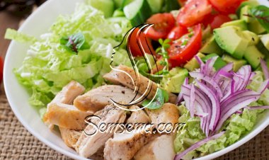 سلطة الخضار بالدجاج والأفوكادو