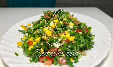 سلطة خضراء مع العدس البني والذرة