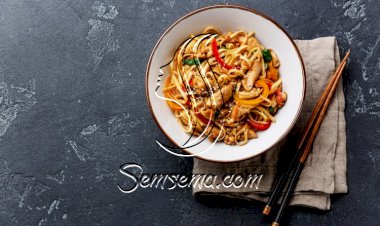 النودلز بالدجاج والخضار