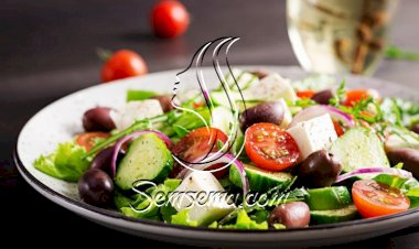 سلطة يونانية بالجبن والزيتون