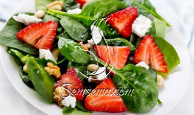 سلطة الجرجير بالفراولة