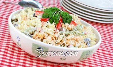 سلطة المكرونة الملونة بالمايونيز