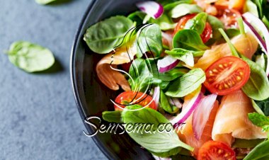 سلطة السبانخ مع السلمون