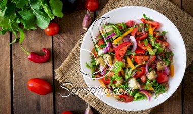 سلطة الباذنجان المشوي بالخضار