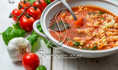 شوربة المكرونة بالطماطم والريحان
