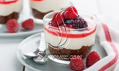 حلى كيك الشوكولاتة بالكريمة والتوت